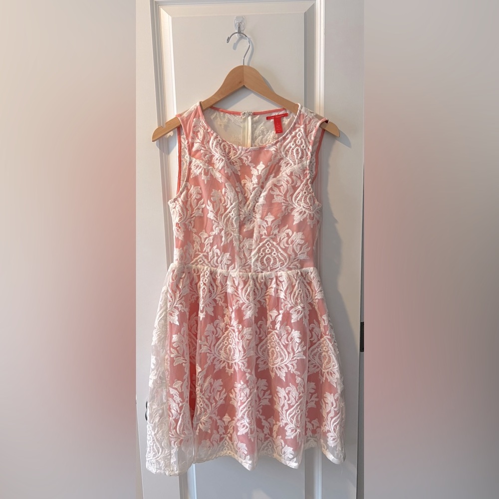 Beautiful Chelsea & Violet pink and white lace cocktail dress. Size large